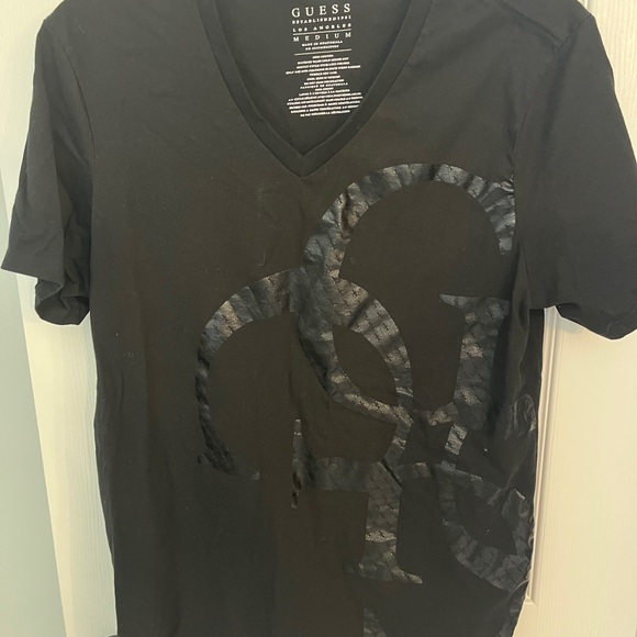 NWOT GUESS Men's Black Graphic V-Neck Tee - Picture 1 of 4
